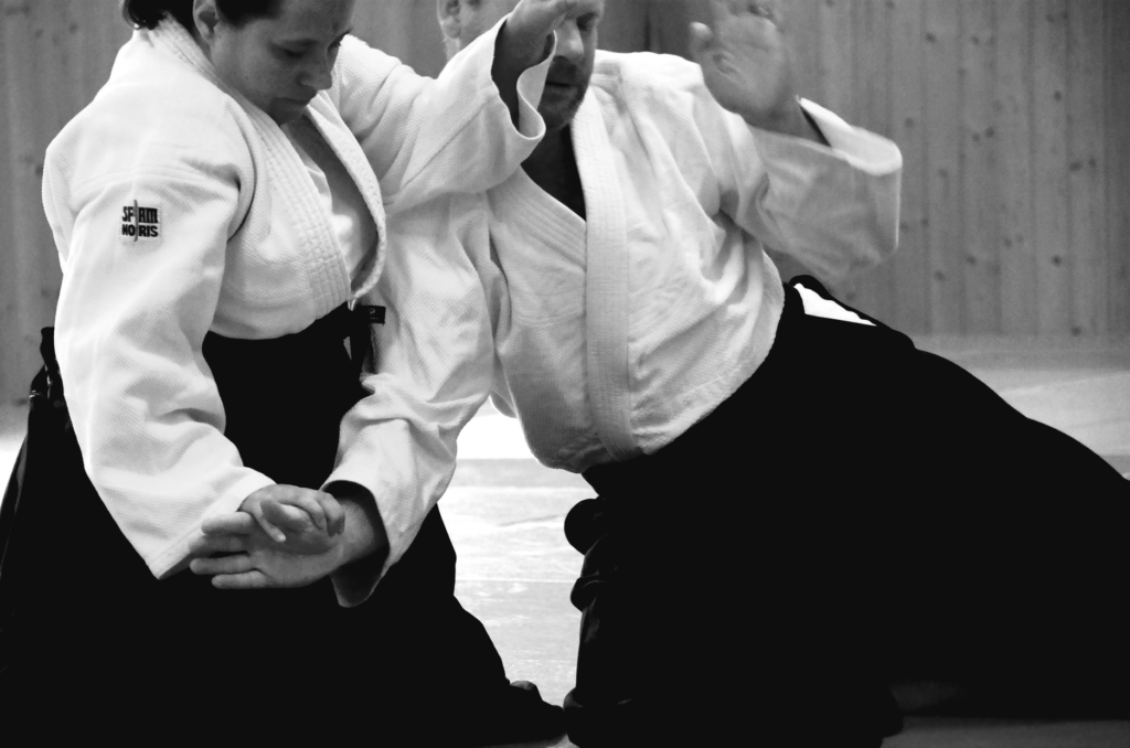 technique de kokyu nage en suwari-waza réalisée par 2 élèves du dojo.