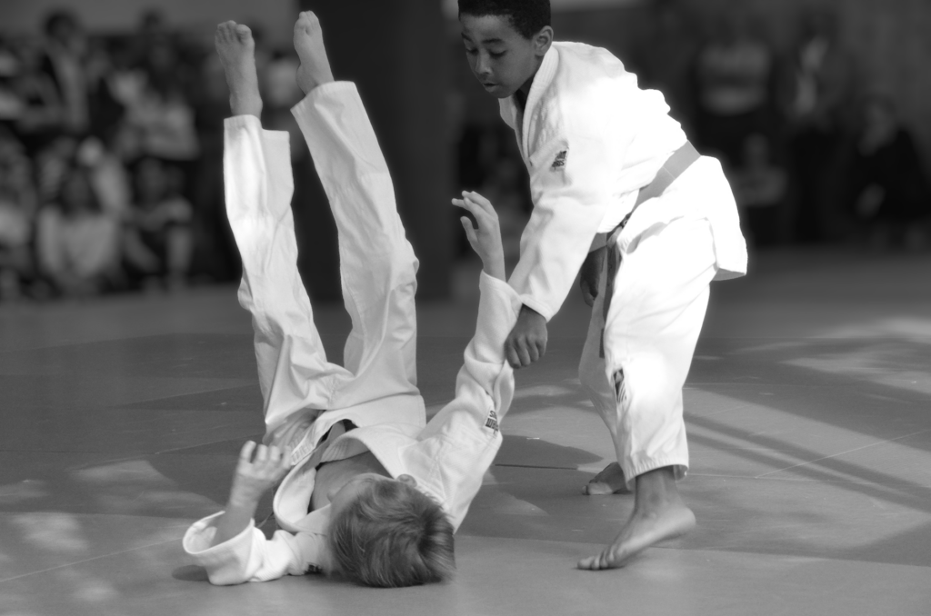 technique de judo réalisée par 2 enfants participant aux cours.
