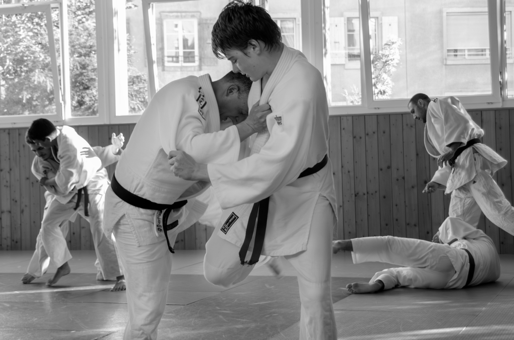 combat de judo entre pratiquants du club adultes et adolescents.