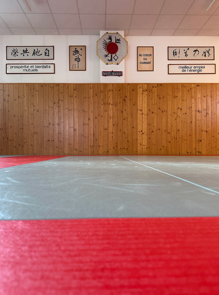 vue intérieure du dojo du judo jiu-jitsu institut avec de belles calligraphies au mur